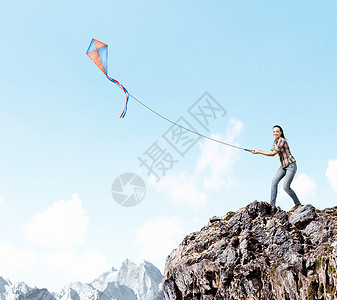 在悬崖边放风筝的女人图片