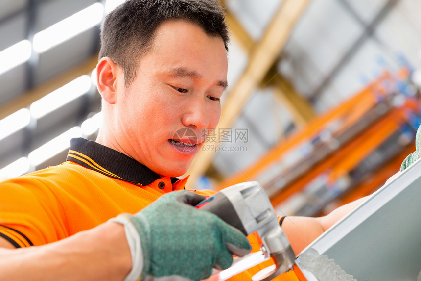 工厂地板上生产工厂的亚洲工人工厂地板上工作的生产工厂的亚洲工人的肖像图片