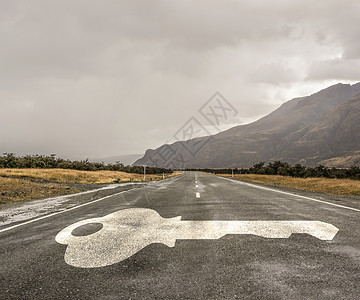 通往成功的道路沥青道路的自然景观绘制的关键成功的象征图片