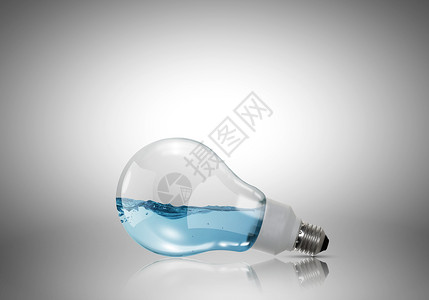 蓝色电灯泡充满清水的灯泡背景