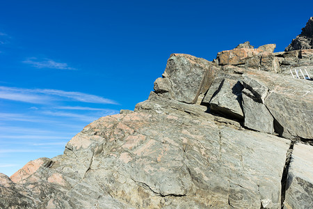 新西兰清澈蓝天的石岩自然景观南方高清图片素材