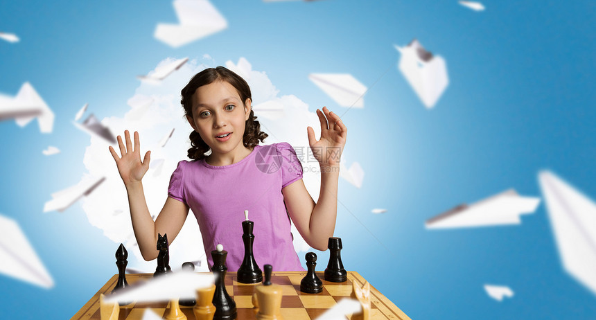 聪明的头脑下棋轻的高加索女孩下棋图片