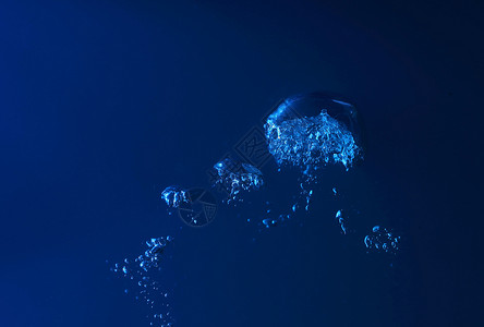 水溅干净的蓝色水溅深蓝色的背景上图片