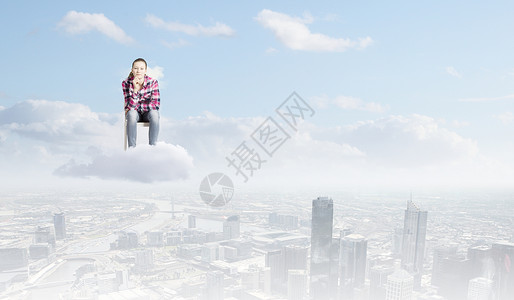 天堂里的女人轻的女人坐高高的天空上的椅子上图片