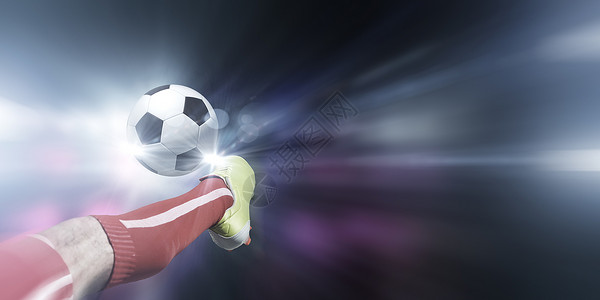 足球运动员脚踢球的形象图片