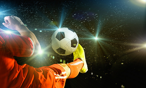 屈腿训练足球比赛特写足球运动员脚踢球的形象设计图片