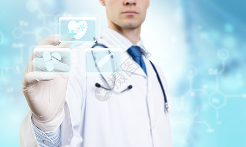 医学创新技术的男医生与听诊器工作与虚拟屏幕板背景图片