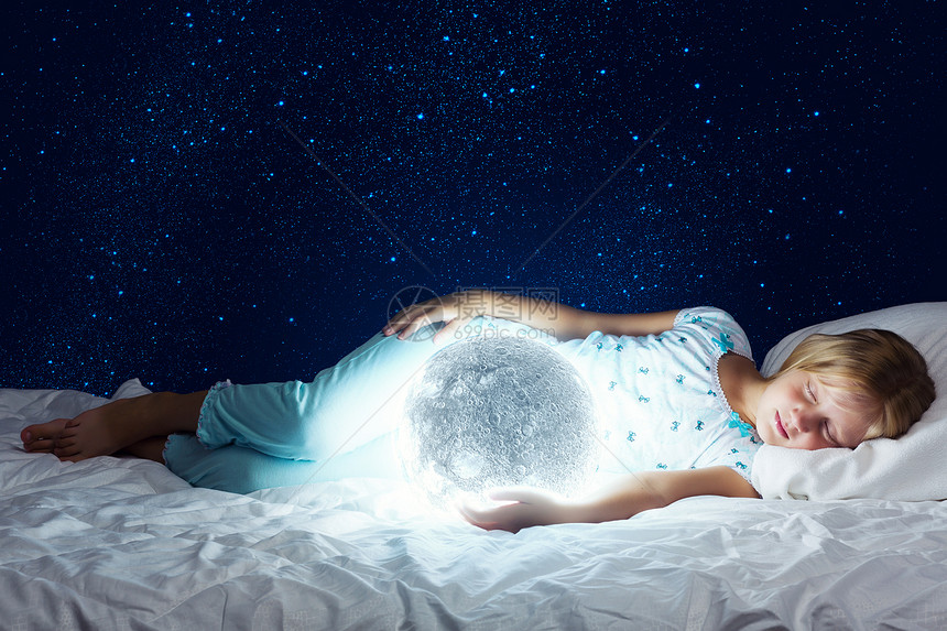 女孩躺床上抱着月亮图片