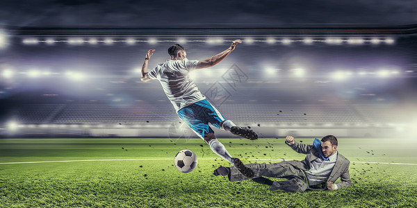 商人球员为球而战穿着西装的轻商人体育场踢足球背景图片