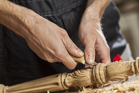 木材雕刻工具木匠的手与切割机他的工作室工作背景