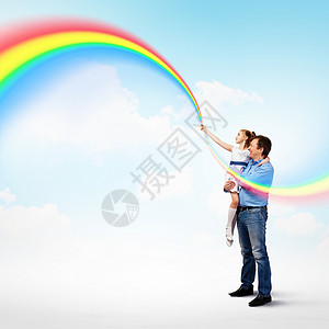 父亲抱着他的女儿彩虹幸福的父亲牵手的形象,女儿彩虹图片