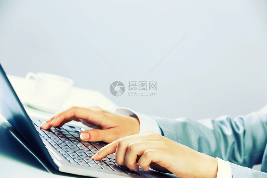女商人键盘上打字的图片上的女商人图片