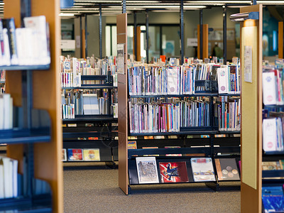 图书馆内部书架图书馆内部,书架上书图片