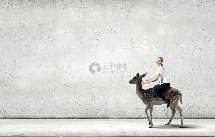 轻漂亮无畏的女人骑鹿动物女人骑鹿图片