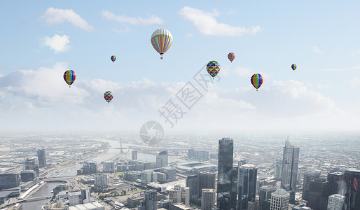 空中堡垒天空中彩色气球天空中高高飞的图像图片