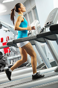 有氧运动健身女孩跑步机上跑步的形象图片
