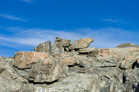 新西兰清澈蓝天的石岩自然景观小山高清图片素材