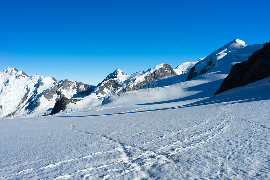 山峰山景雪,蓝天清澈图片
