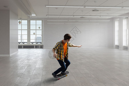 男孩骑滑板活跃的家伙现代室内骑滑板背景图片