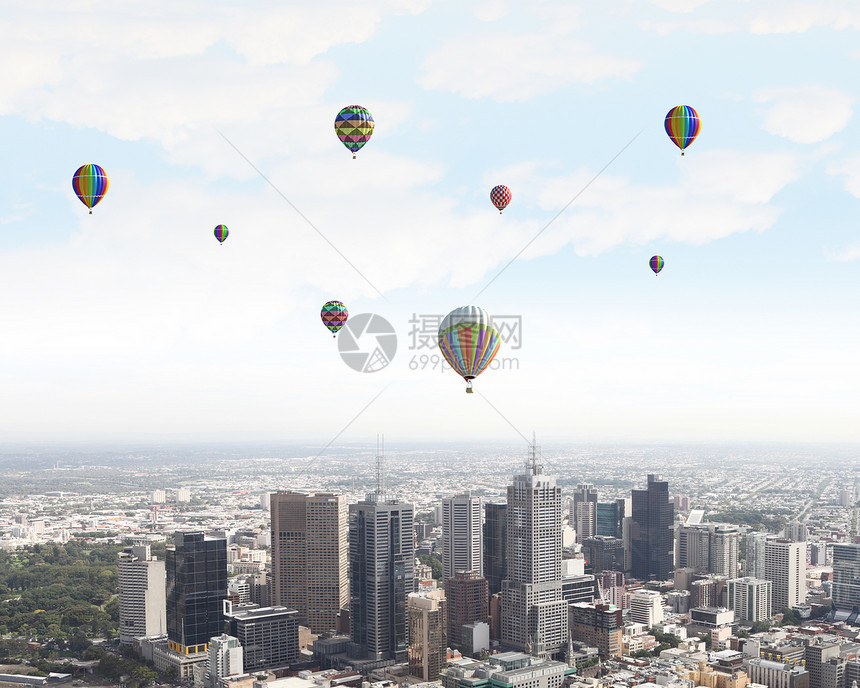 会飞的气球五颜六色的飞机现代城市上空晴朗的天空中飞行图片