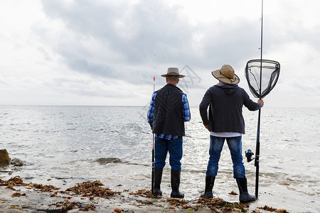 渔民用鱼竿捕鱼的照片图片