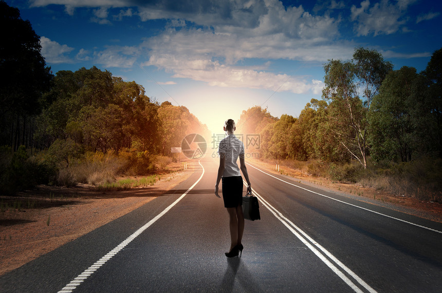 漫长道路的开始站路上看着远方的女商人的背影图片