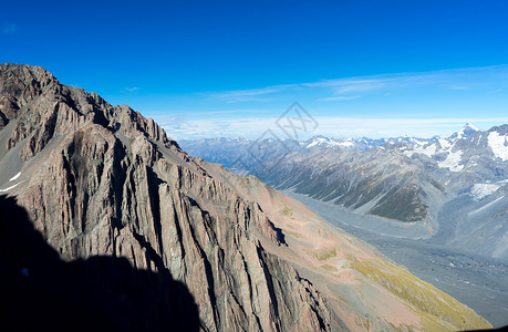 新西兰清澈蓝天的石岩自然景观薄雾高清图片素材