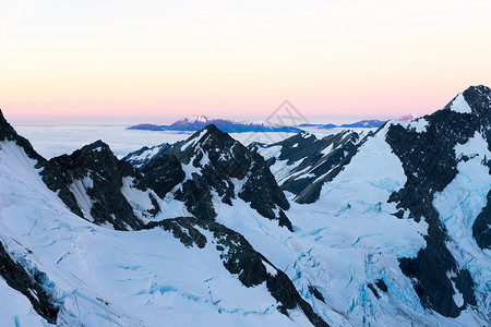 雪山山景雪,蓝天清澈高清图片