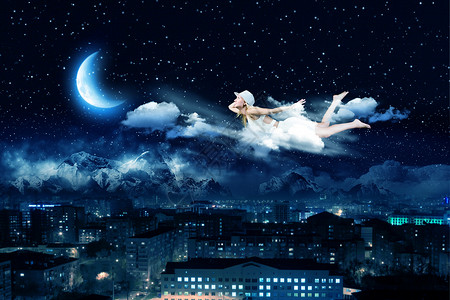 晚上梦轻的金发女孩夜空中飞翔图片