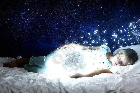 晚安女孩躺床上,手里着月亮幸福高清图片素材