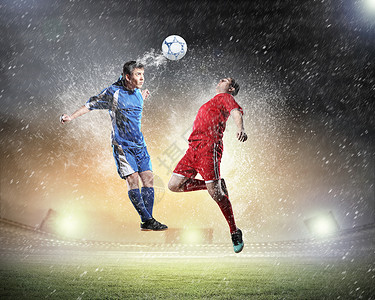 两名足球运动员击球图片