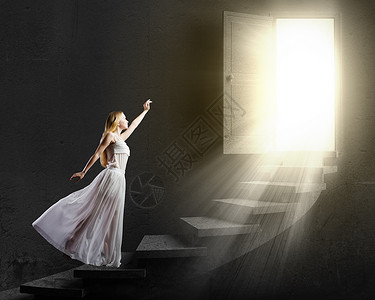抖音挑战门爱丽丝仙境穿着白色长裙的轻女人走上楼梯背景