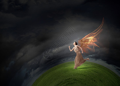 穿裙子的天女孩迷人的女人后带着天的翅膀奔跑背景图片