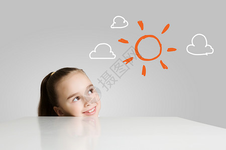 快乐的童小可爱的女孩看着画太阳图片