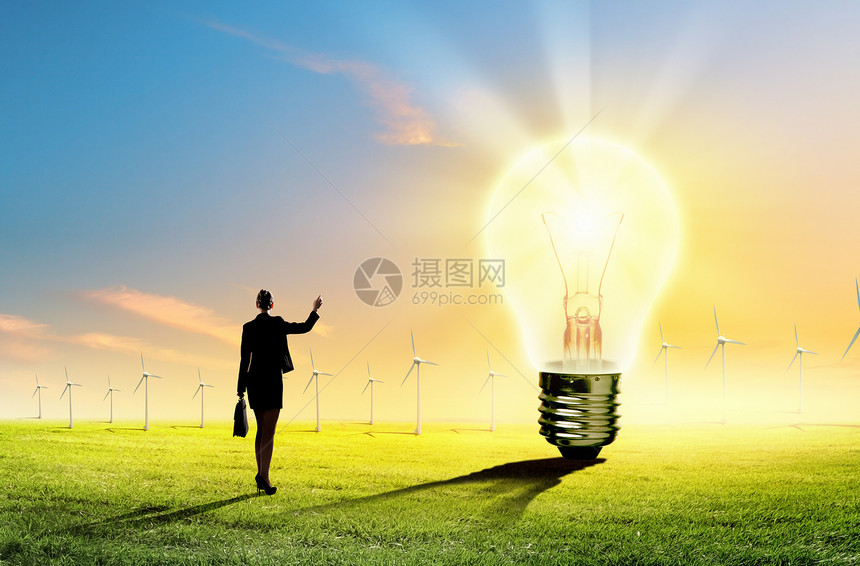 商业女与生态问题女商人看灯泡的形象绿色能源图片