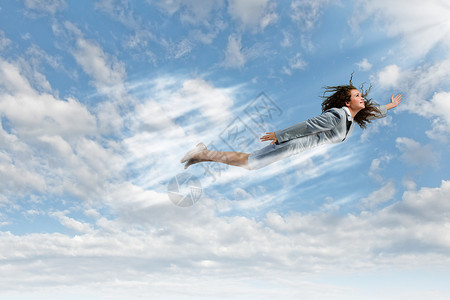 会飞的女商人轻坚定的女商人天空中高高飞翔图片