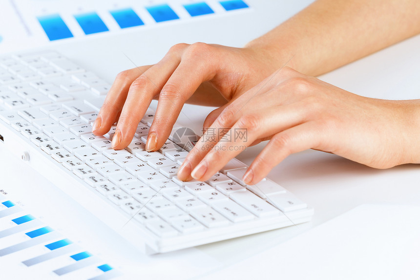 打字工作女的手键盘上打字图片