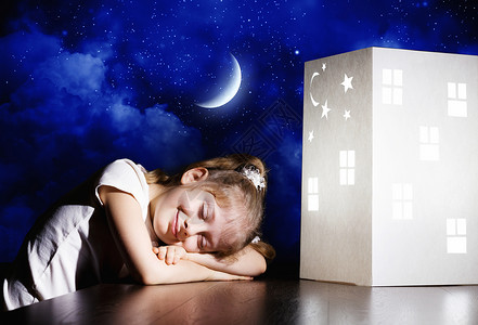 晚上梦可爱的小女孩睡房子的模型附近梦图片