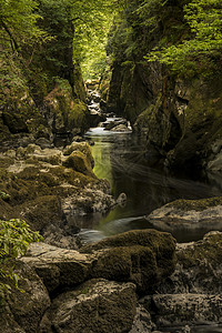 塞尔尼丰富多彩的瀑布高清图片