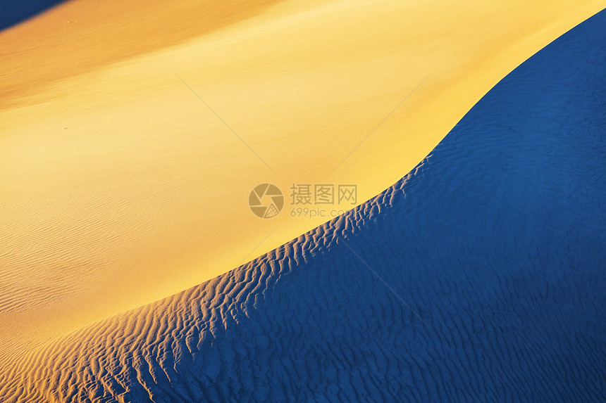 日出时沙漠丽的沙丘美国内华达州死亡谷图片