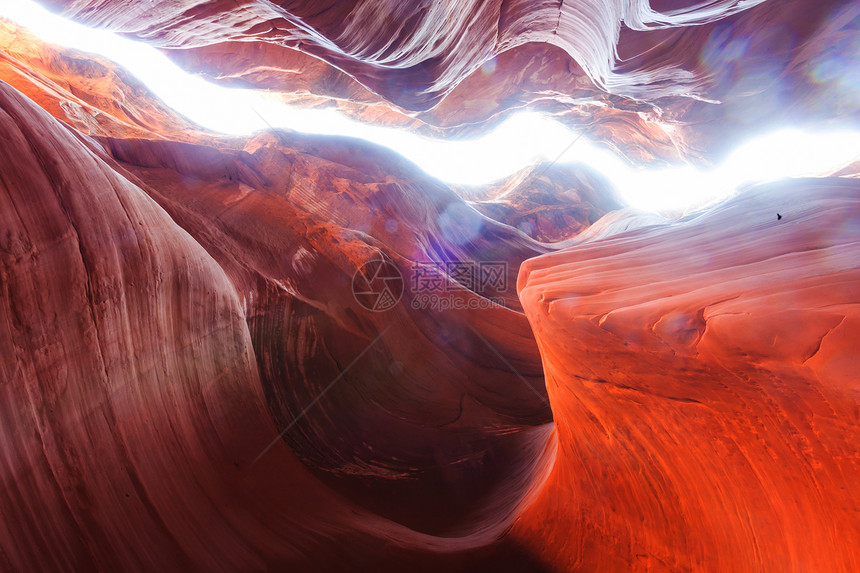 槽峡谷大楼梯埃斯卡兰特公园,犹他州,美国犹他州沙漠中寻常的彩色砂岩地层徒步旅行者的热门目的地图片
