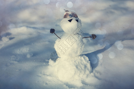 冬天背景下的雪人图片