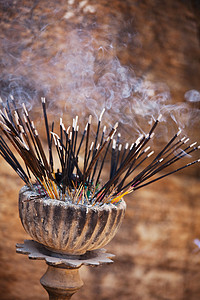 香荚兰斯里兰卡寺庙的传统香棒背景