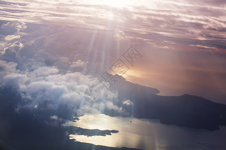 飞机上日出飞机上俯瞰云层的美丽景色背景