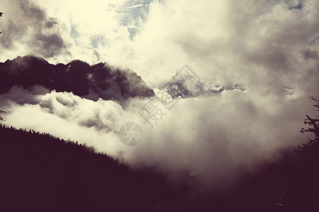 山里的雾图片