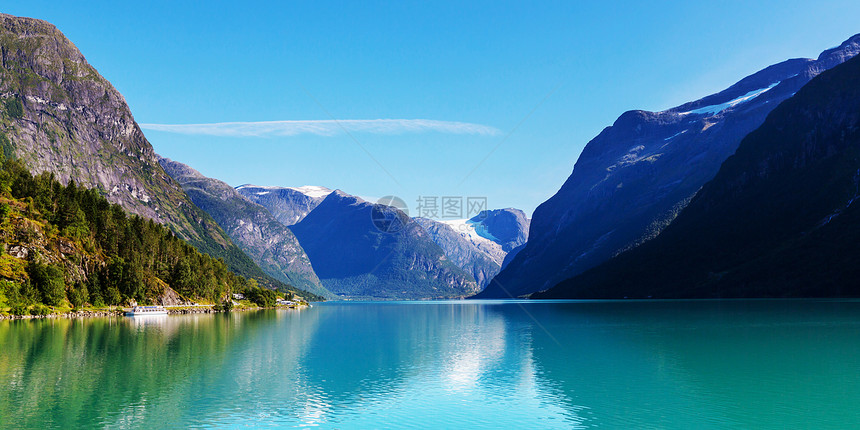 挪威风景如画的山湖图片