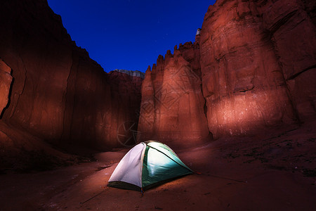 沙漠露营的夜景背景图片