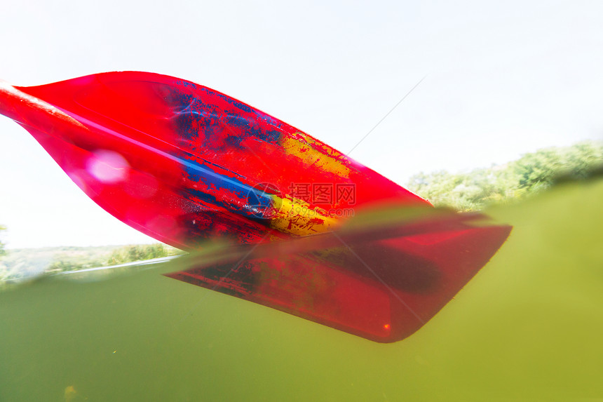 用于漂流皮划艇的红色桨图片