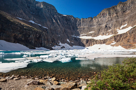 蒙大冰川公园的冰山湖图片