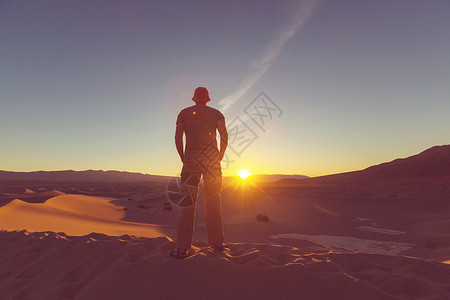 莫哈韦沙漠里的徒步旅行者日出时间背景